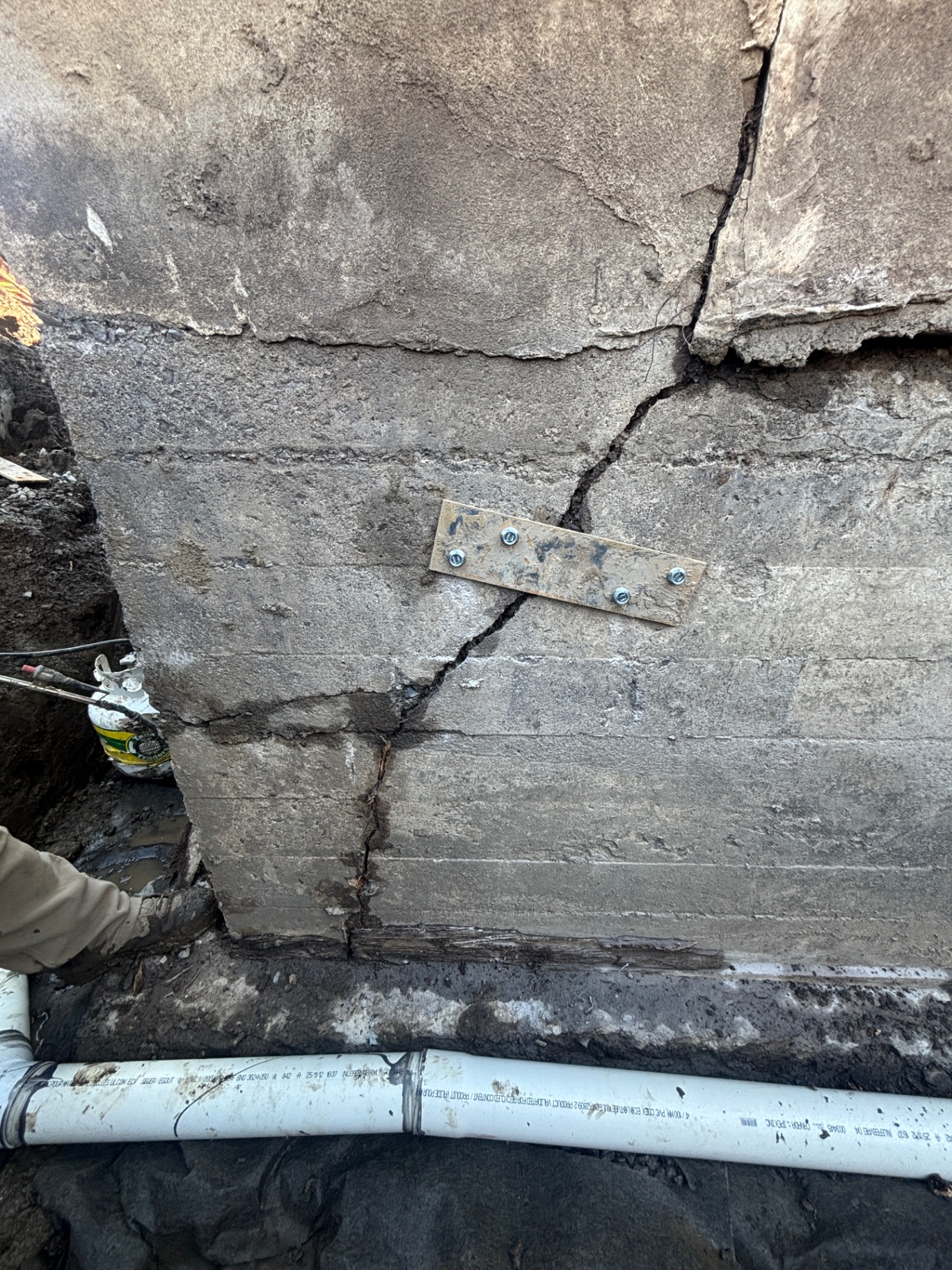 Fissures dans une dalle de béton : signe visible d'un problème structurel lié à l'humidité